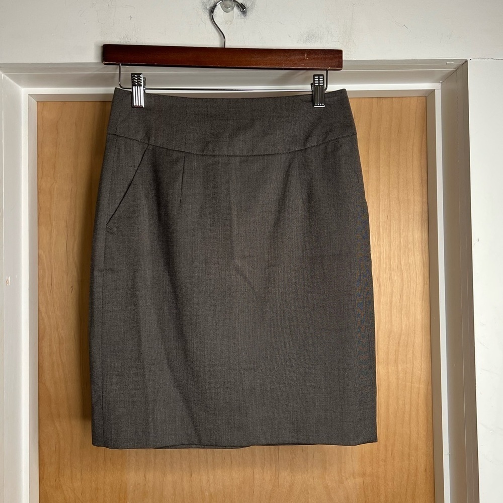 Banana Republic Women’s Grey Pencil Skirt - Front Pockets. Size: 2